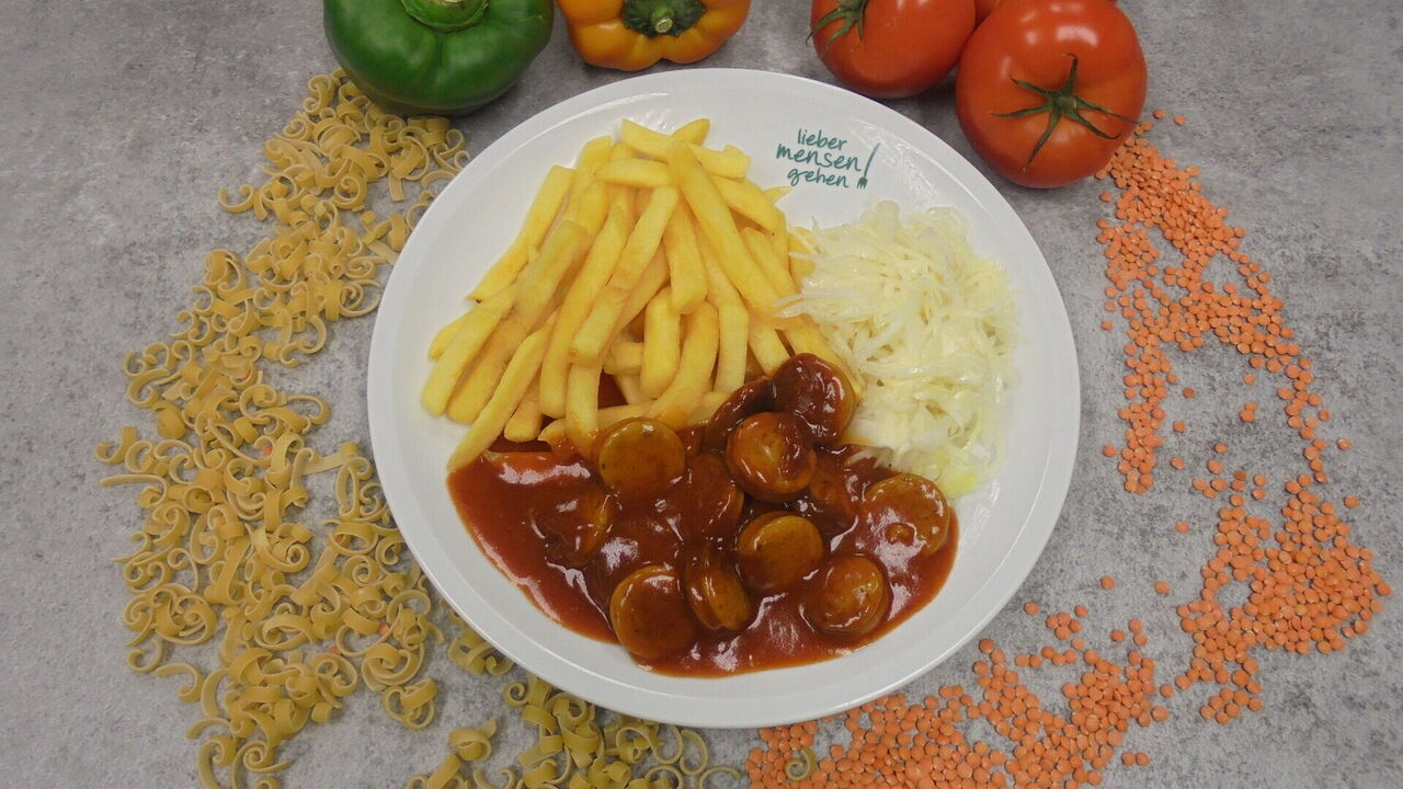 Currywurst (I, J) mit Pommes frites und Weißkrautsalat