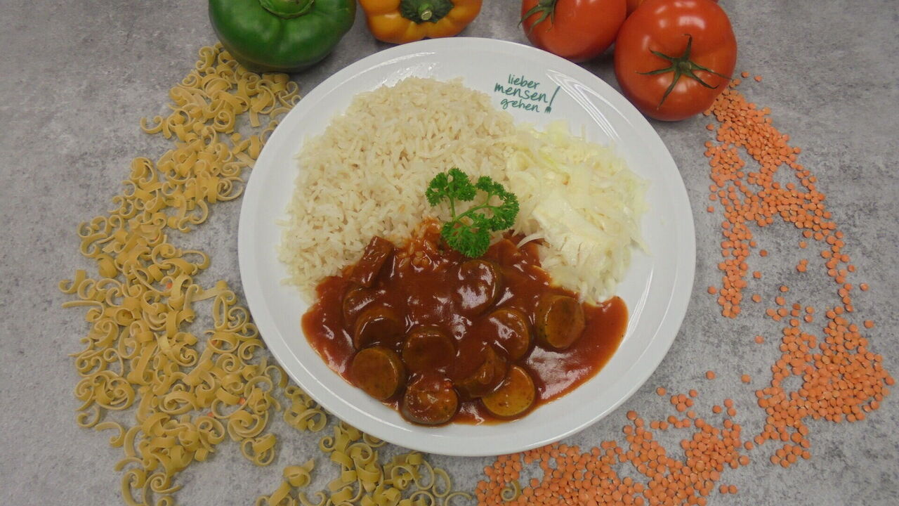 Vegane Currywurstpfanne mit Pommes frites und Petersilienreis und Weißkrautsalat (A, A1, F, I, J)