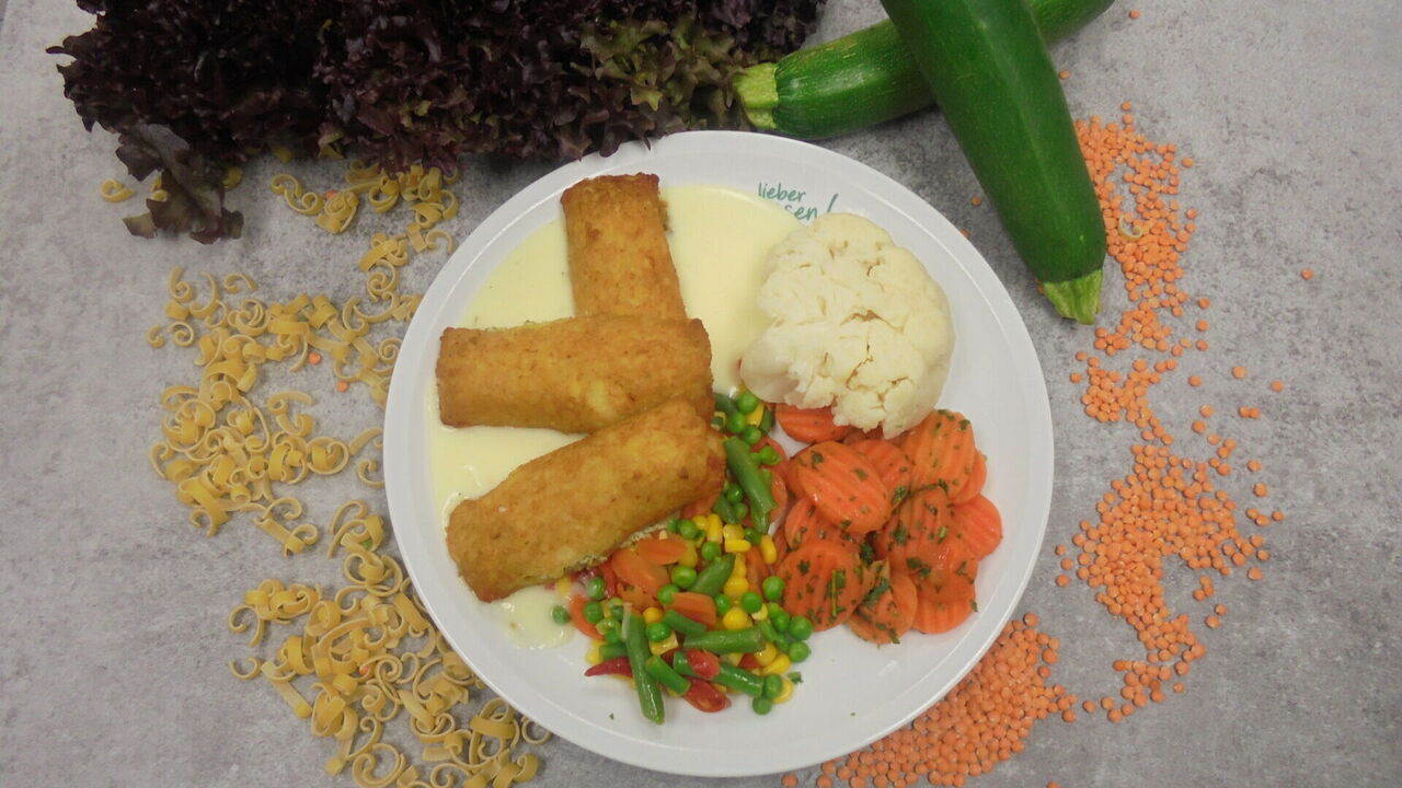 Kartoffeltaschen mit Broccoli und Frischkäse (G) an Käsesoße (A, A1, F, G), dazu bunter Gemüseteller
