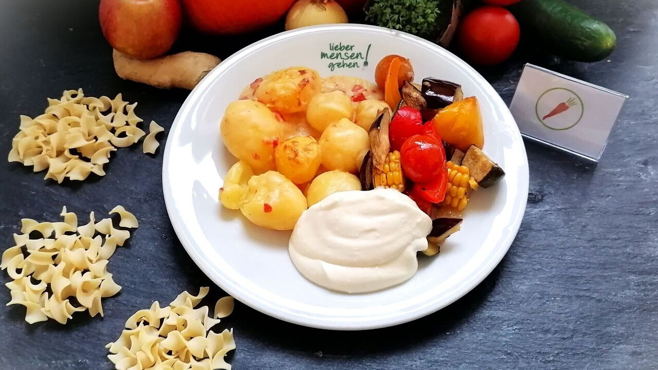 Hausgeräuchertes Gemüse mit Papas Corridas (Kartoffel in Käsesoße) (A, A1, C, G), dazu Knoblauchcreme (C, G, J, F)