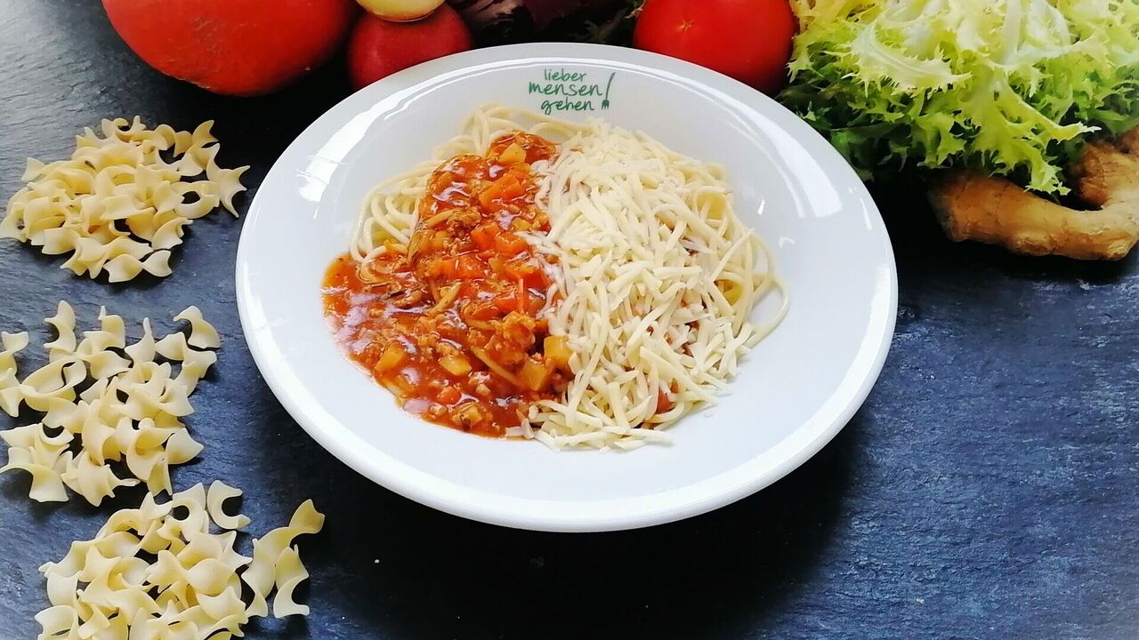 Spaghetti (A, A1) mit Bolognesesoße (G, I), dazu geriebener Käse (G)