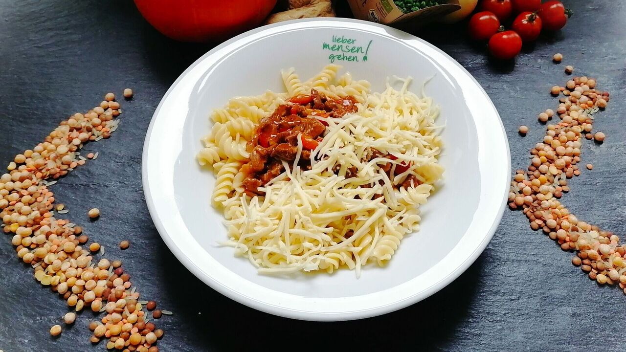 Spirelli (A, A1) mit Gulaschsoße, dazu geriebenen Käse (G)