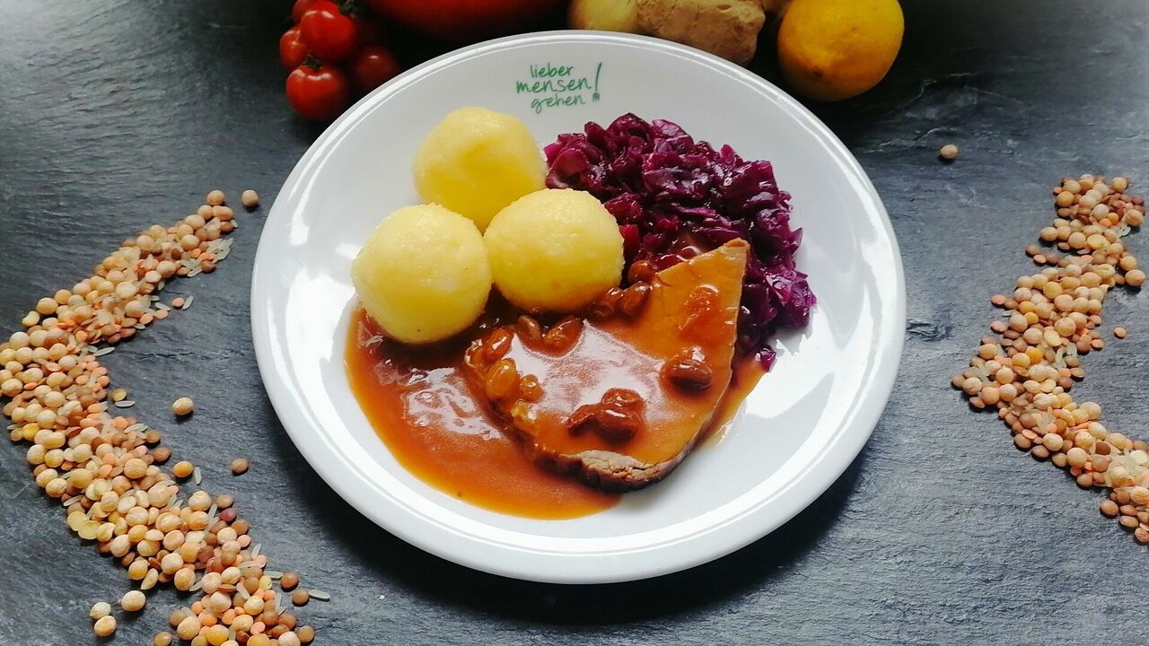 Sauerbraten (I) mit Apfelrotkohl und Kartoffelklöße (L) oder Petersilienkartoffeln