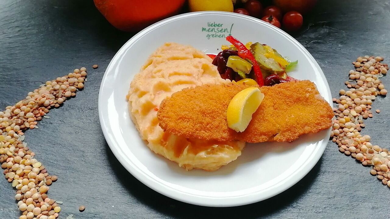 Gebackenes Seelachsfilet in Knusperpanade mit Zitrone (A, A1, D) an Kartoffel-Möhrenpüree (G) und Mais-Paprika-Gurkensalat (L)