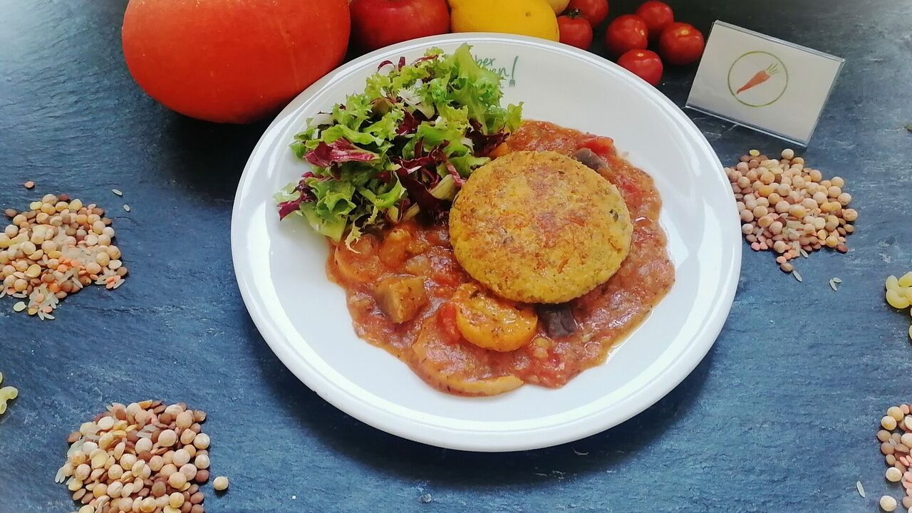 Hausgemachte Couscous-Karottenfrikadelle mit Grünkern und Linsen (A, A1,A5, A6, C, G) an Ratatouillegemüse, dazu bunter Blattsalat