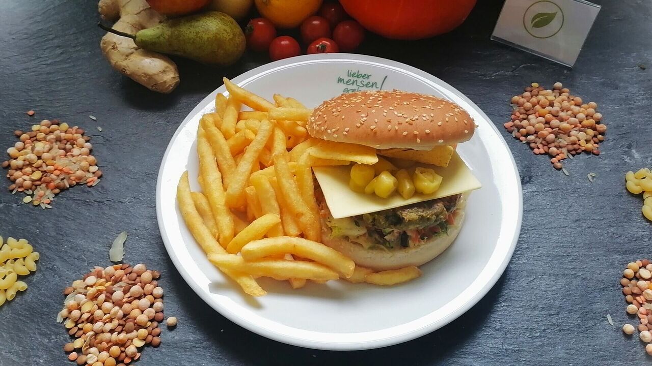 Chilli-Green Oat Burger (A, A1, A4, K) mit Big-Mac-Soße (I, J, L), Tortilla Chips und amerikanischer Weißkohlsalat (J), dazu Pommes frites